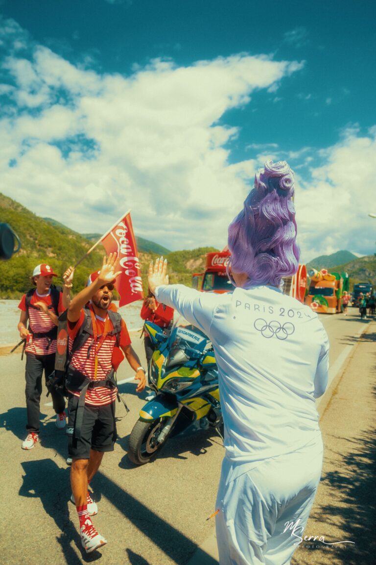 Miss Martini porte la flamme olympique à Digne-les-Bains